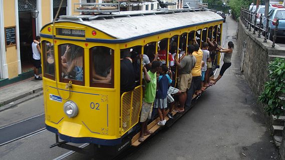 Emissão em Português