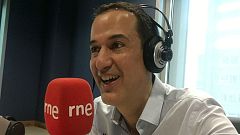 Las mañanas de RNE con Alfredo Menéndez - Roberto Santiago estira el chicle de Los Futbolísimos