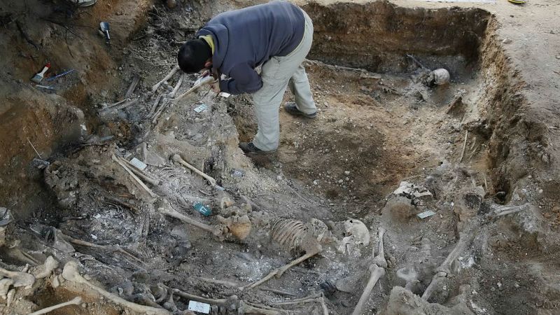 14 horas - Los arqueólogos hallan los primeros diez cuerpos en la fosa 115 de Paterna - escuchar ahora