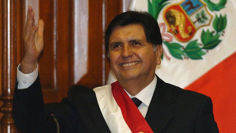 Boletines RNE - Fallece el expresidente de Perú tras dispararse en la cabeza - Escuchar ahora