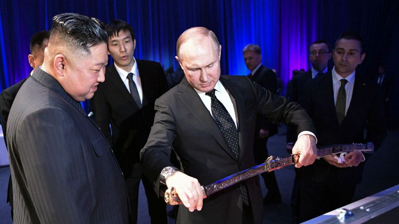  14 horas - Putin y Kim Jong-un estrechan sus relaciones con una primera cumbre para la desnuclearización de Corea - escuchar ahora