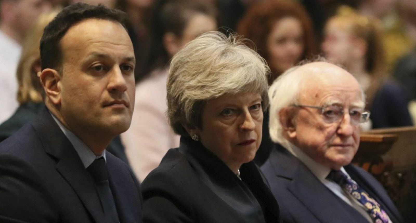  Boletines RNE - Londres y Dublín se abren al diálogo para devolver la normalidad política a Irlanda del Norte - escuchar ahora