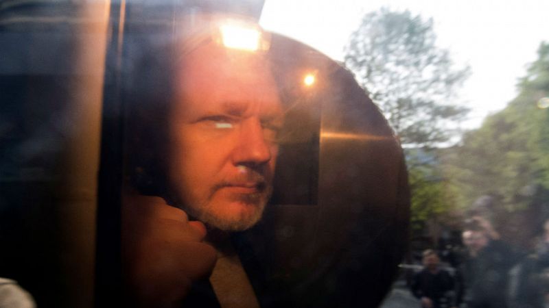14 horas - Julian Assange condenado a 50 semanas de cárcel - Escuchar ahora