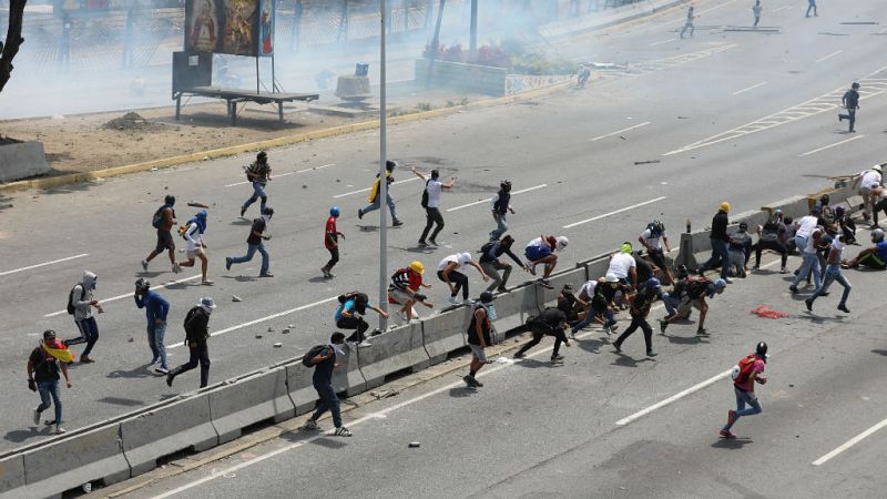 14 horas - Maduro participa en una marcha con cientos de militares - Escuchar ahora