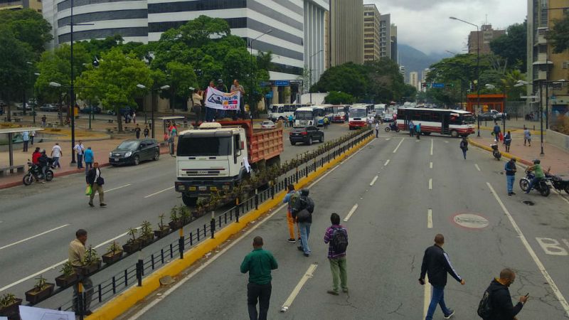 Boletines RNE - Transportistas cortan el tráfico en Caracas en protesta por sus condiciones laborales - Escuchar ahora