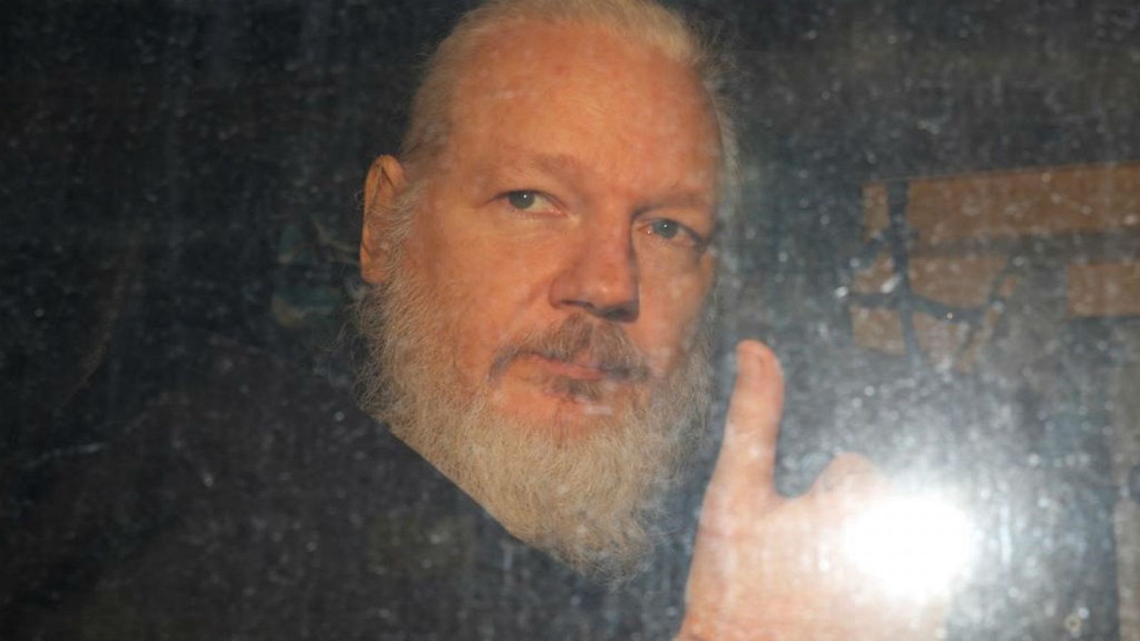 Boletines RNE - Suecia reabre la investigación contra Assange por violación