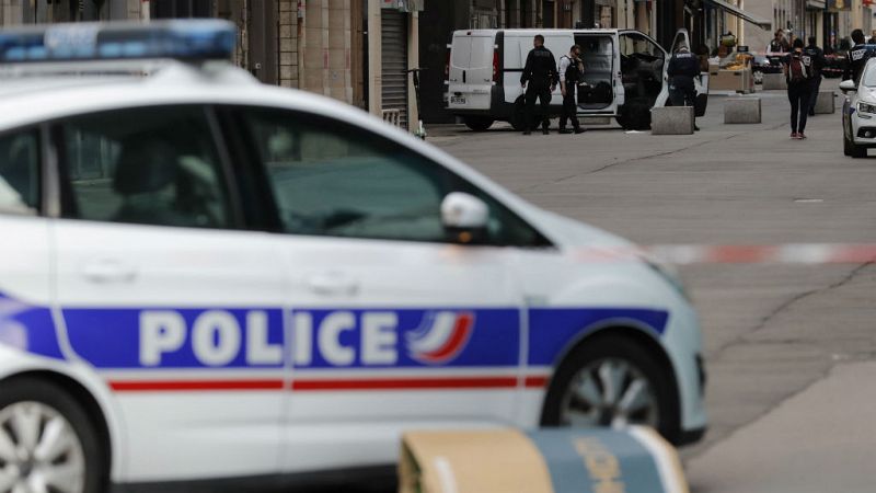 Boletines RNE - Detienen a un hombre en Lyon que podría estar relacionado con una mochila bomba - escuchar ahora