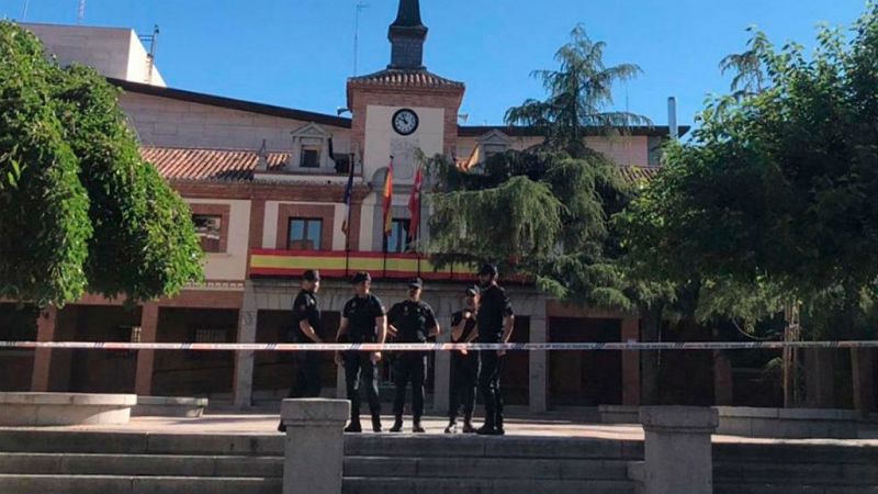 Boletines RNE - La Policía registra el Ayuntamiento de Las Rozas, Madrid - Escuchar ahora 