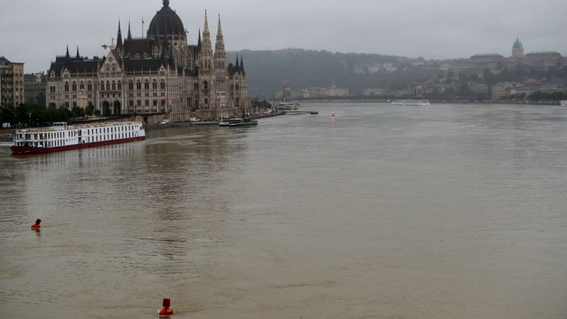 Las mañanas de RNE con Íñigo Alfonso - Siete muertos y 19 desaparecidos al hundirse un barco en Budapest - Escuchar ahora