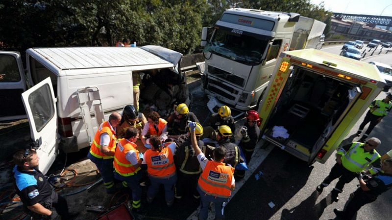 Boletines RNE - Redondela está de luto por la muerte de tres jóvenes en accidente de tráfico - Escuchar ahora
