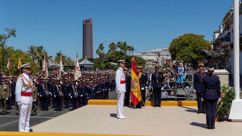Reyes presiden en Sevilla un desfile de las Fuerzas Armadas multitudinario - Escuchar ahora