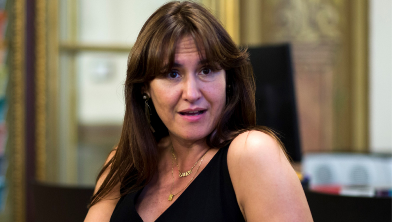 Boletines RNE - Laura Borràs (JxCat) acude a la reunión con el rey con símbolos independentistas - Escuchar ahora 