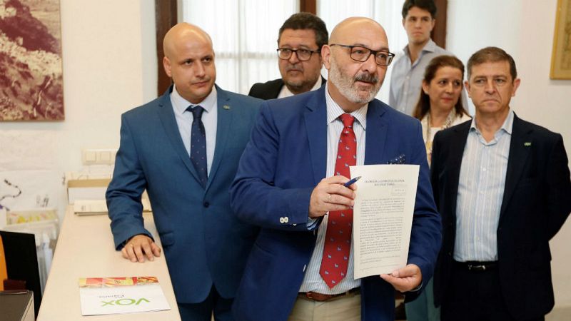 14 horas - Vox registra su enmienda a los presupuestos andaluces pero se muestra dispuesto a negociar - Escuchar ahora 