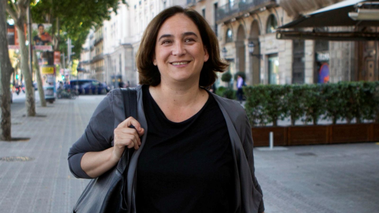  Boletines RNE - Colau consultará a las bases si quieren un acuerdo de gobierno con ERC o PSC - Escuchar ahora