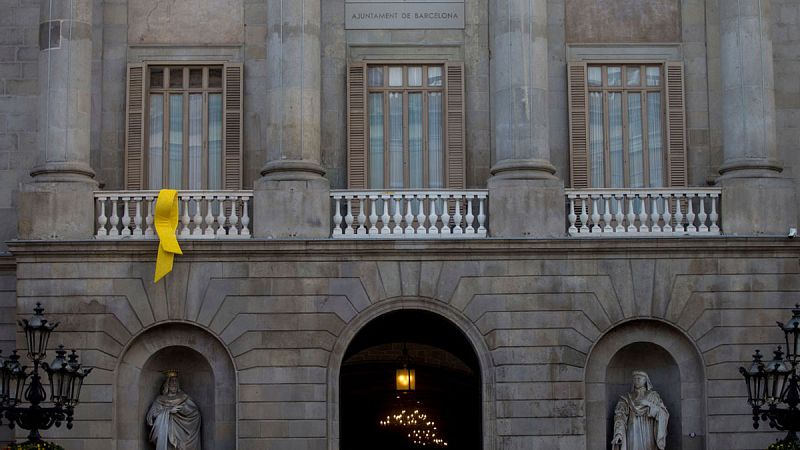 Colau volverá a colgar lazos amarillos en el Ayuntamiento de Barcelona - Escuchar ahora