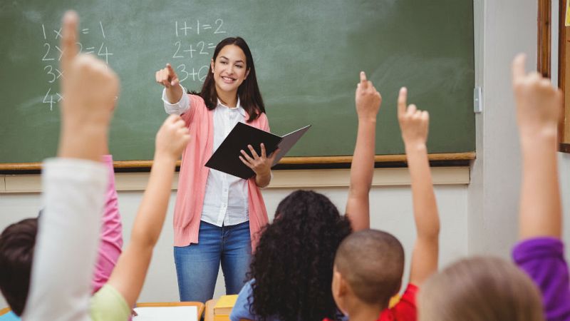 Boletines RNE - Los docentes españoles consideran más importante mejorar la enseñanza que aumentar sus salarios - Escuchar ahora