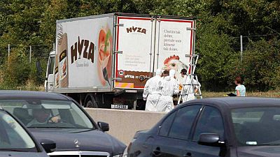  Boletines RNE - Hungría condena a cadena perpetua a cuatro traficantes por la muerte de 71 inmigrantes - Escuchar ahora