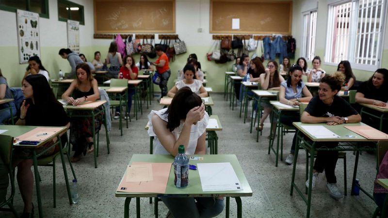 14 horas fin de semana - Más de 30.000 plazas de docente para 180 mil opositores en España - Escuchar ahora