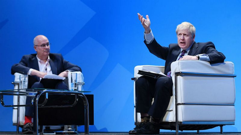 Boris Johnson rechaza contestar a preguntas sobre el incidente con su novia - Escuchar ahora