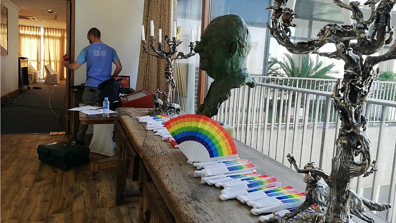 Por tres razones - Mujer y lesbiana, ¿en tu trabajo lo saben? - Escuchar ahora