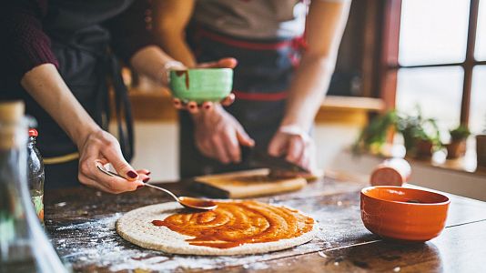 Comer y cantar - Comer y cantar - Preparamos auténticas pizzas caseras - 21/06/09 - Comer y cantar | Escuchar