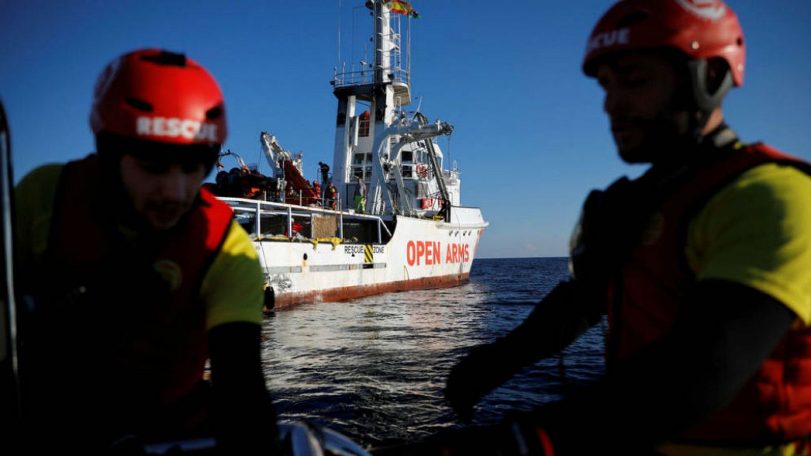 Boletines RNE - Sea Watch desobedece a Italia para desembarcar a 42 migrantes - escuchar ahora