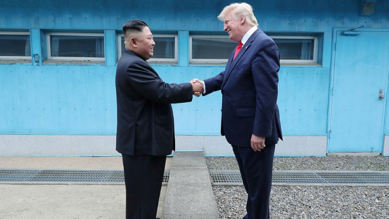 24 horas fin de semana - Políticos y analistas critican a Trump por su foto en Corea del Norte - Escuchar ahora