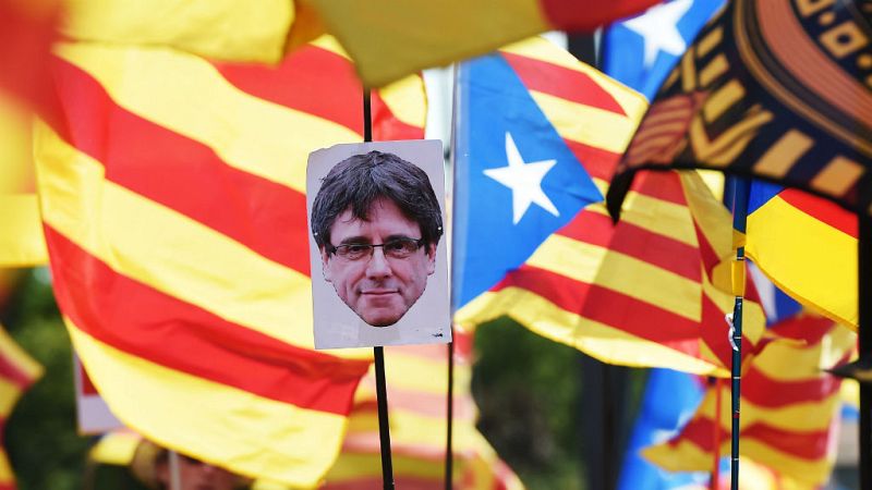  Boletines RNE - Puigdemont, recibido a gritos de "president" en la manifestación en Bruselas - escuchar ahora