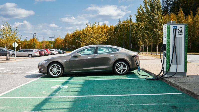  Los coches eléctricos dejarán de ser silenciosos  - Escuchar ahora 