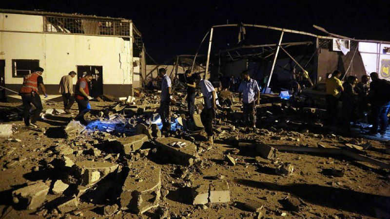 Boletines RNE - 30 muertos y numerosos heridos en un ataque contra un centro de inmigrantes en Trípoli - Escuchar ahora
