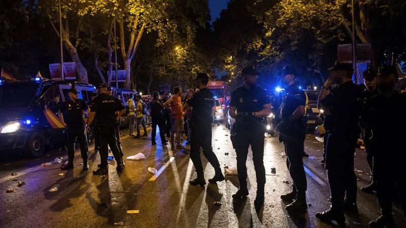 Boletines RNE - La Policía escolta a Cs que abandona el Orgullo tras dos horas de bloqueo - Escuchar ahora