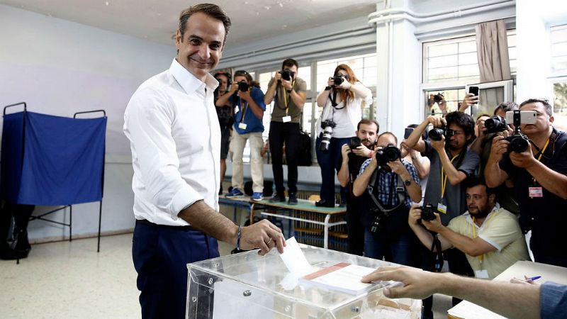 Mitsotakis augura un "nuevo amanecer" para Grecia tras depositar su voto - Escuchar ahora