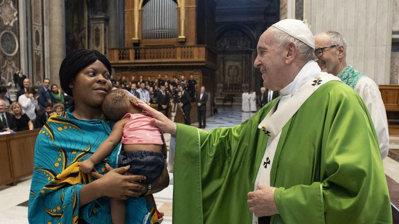  14 horas - El papa celebra una misa por los refugiados y migrantes - Escuchar ahora