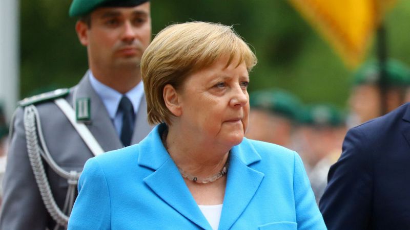  14 horas - Merkel vuelve a sufrir temblores en un acto público - Escuchar ahora