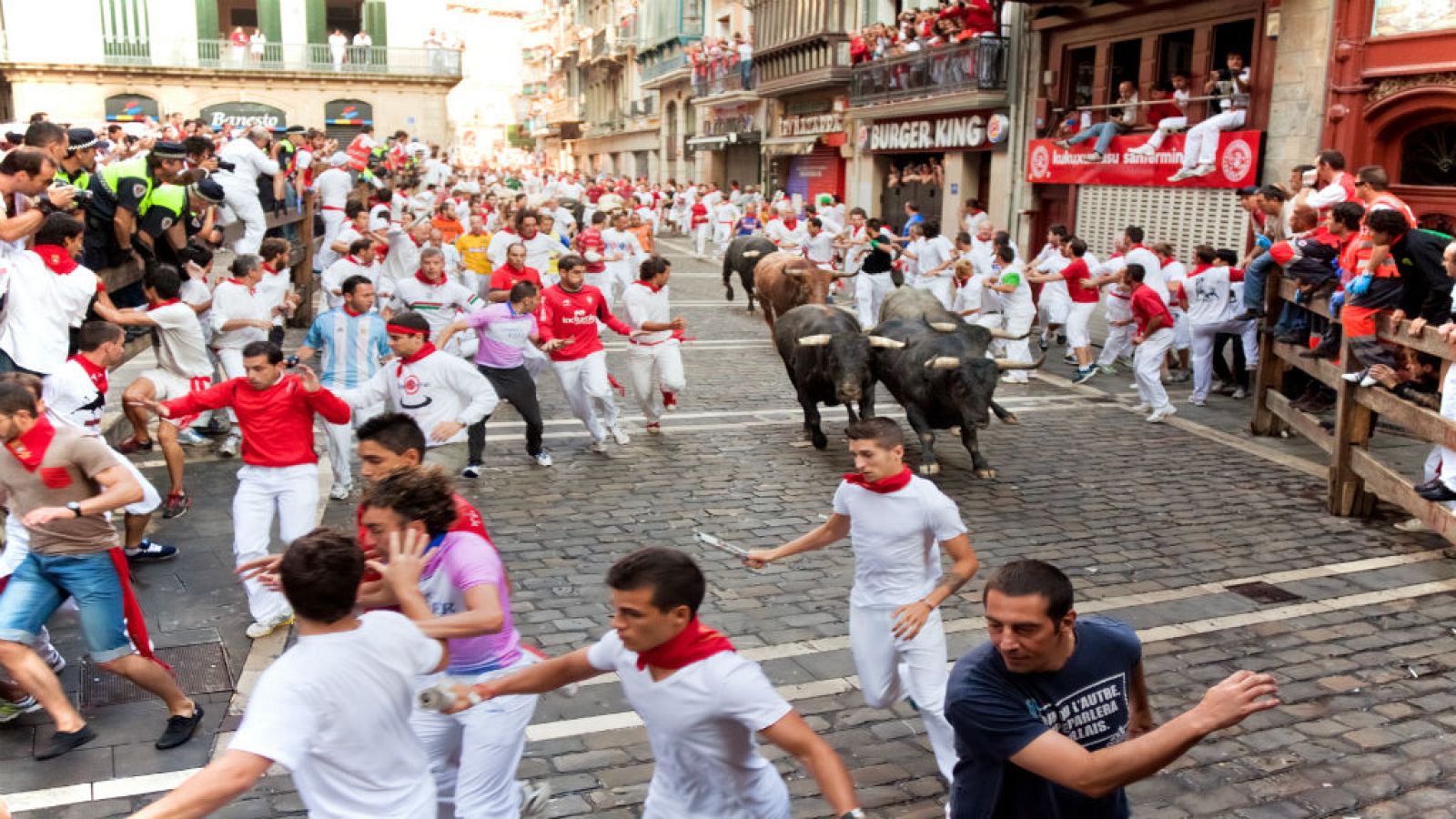  Sentada de los corredores en los encierros de San Fermín - Escuchar ahora 