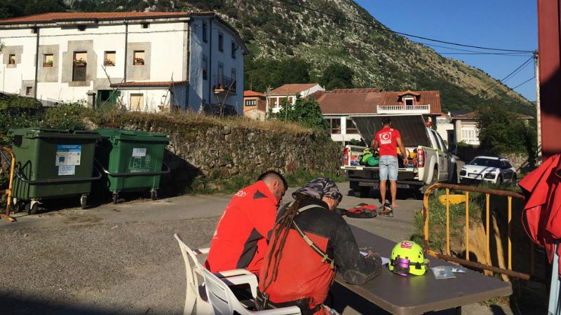 14 horas - Localizadas en buen estado las tres espeleólogas desaparecidas en una cueva en Cantabria - Escuchar ahora