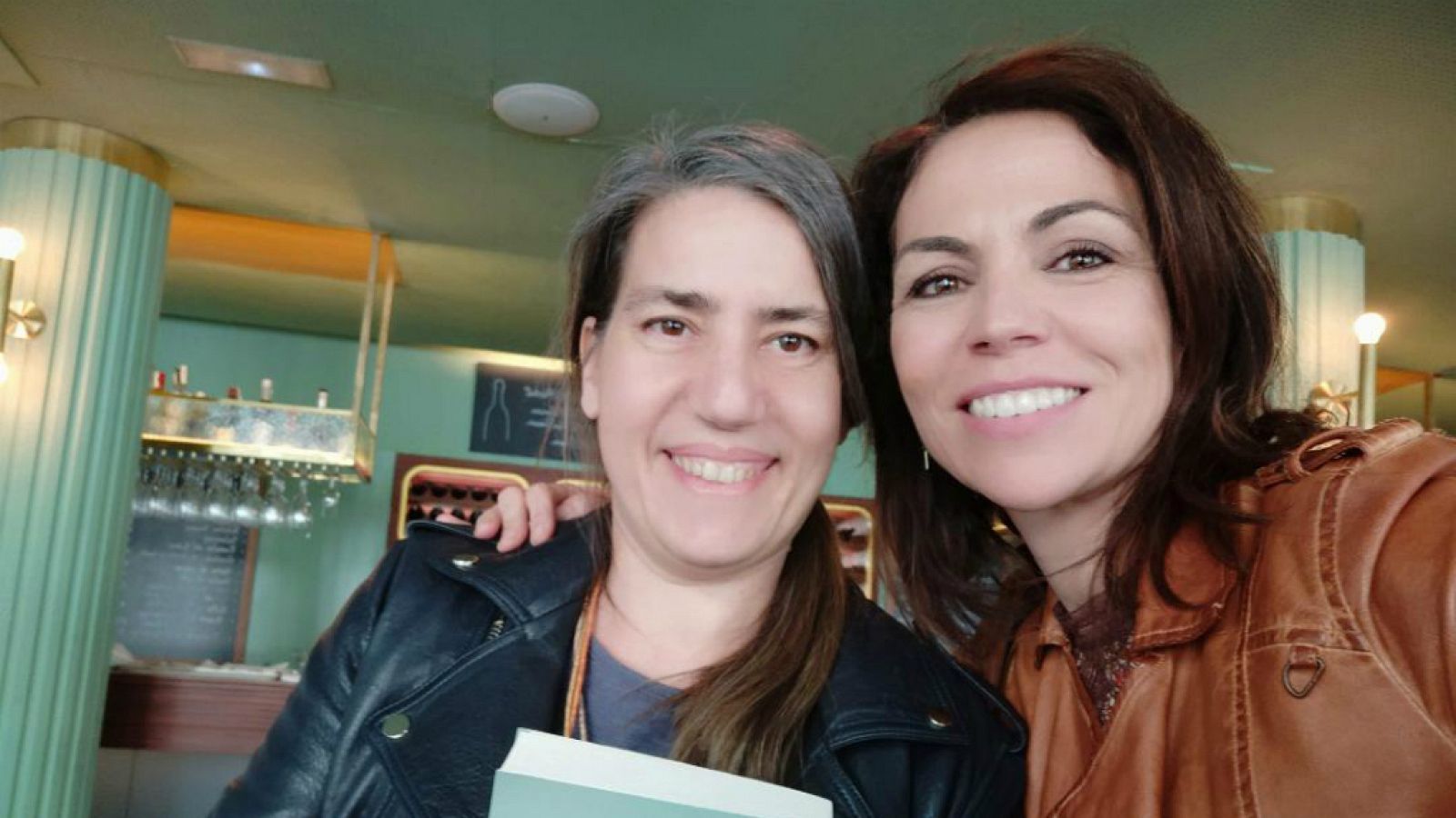  Libros de Arena - Lea Velez - Escuchar ahora