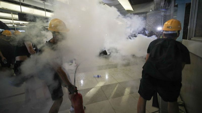 Policía y miles de manifestantes se enfrentan en protesta prohibida Hong Kong - Escuchar ahora