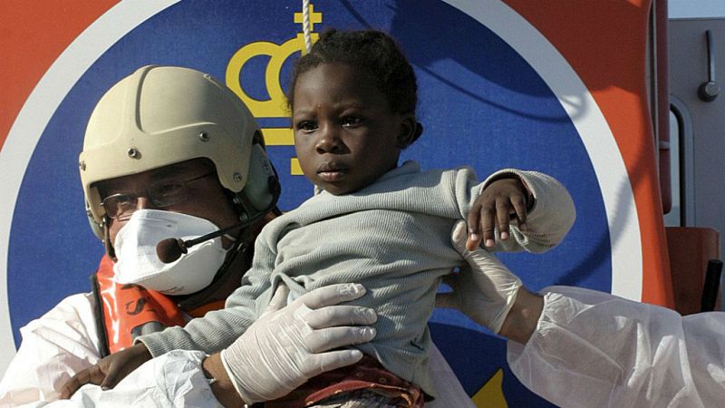 Boletines RNE - 7.000 menores cruzaron solos el estrecho el año pasado - Escuchar ahora