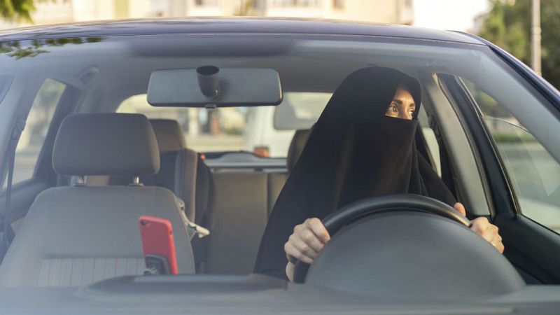 14 horas - Arabia Saudí permitirá viajar sin consentimiento de un hombre a las mujeres mayores de 21 - Escuchar ahora