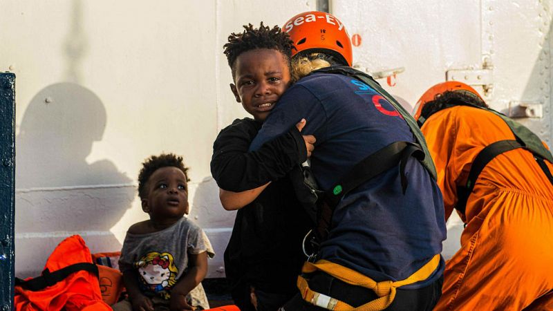 Boletines RNE - Malta acepta el desembarco de 40 inmigrantes del Alan Kurdi - Escuchar ahora