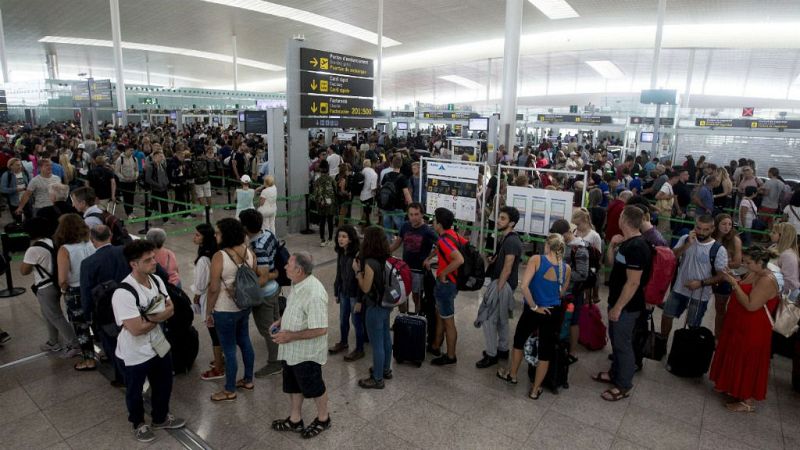 Las mañanas de RNE con Íñigo Alfonso - Pende de un hilo la convocatoria de los vigilantes del aeropuerto del Prat de Barcelona - Escuchar ahora