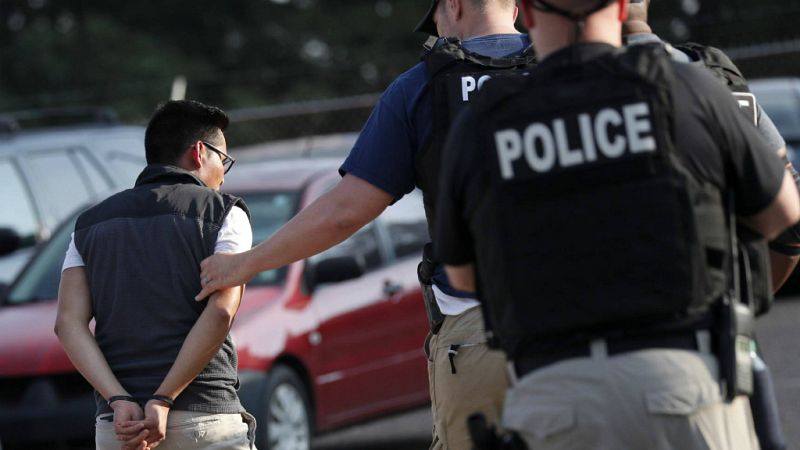 Las mañanas de RNE con Íñigo Alfonso - La policía detiene a 680 inmigrantes en una macro redada en Misisipi - Escuchar ahora