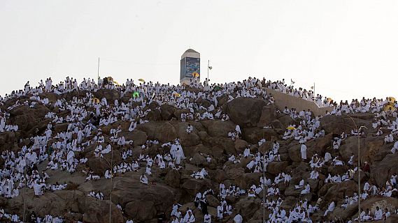 Más de 2 millones de fieles suben a monte Arafat para principal rito de hach