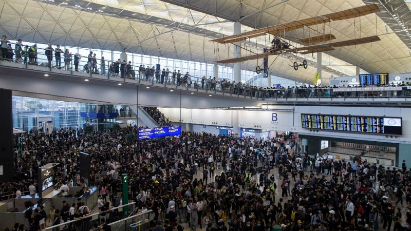   Boletines RNE - Hong Kong cancela todos los vuelos por las protestas - Escuchar ahora