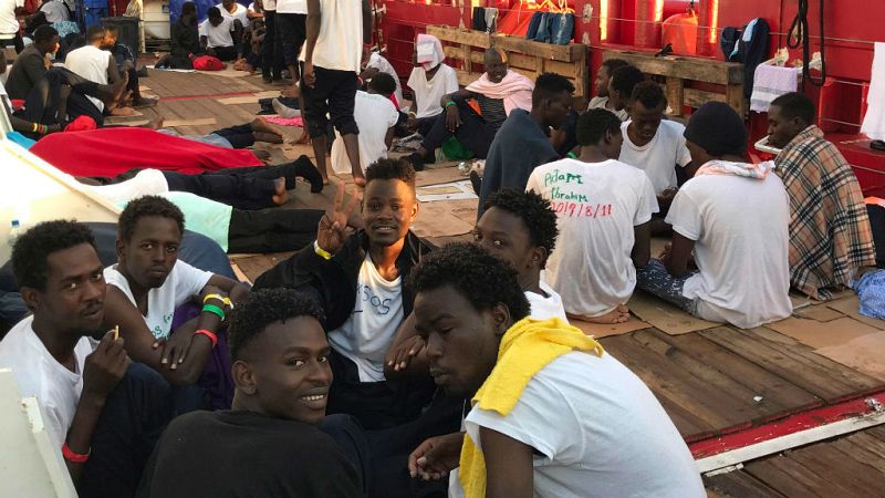  Cinco continentes - Más de 450 personas esperan puerto en el Mediterráneo - Escuchar ahora