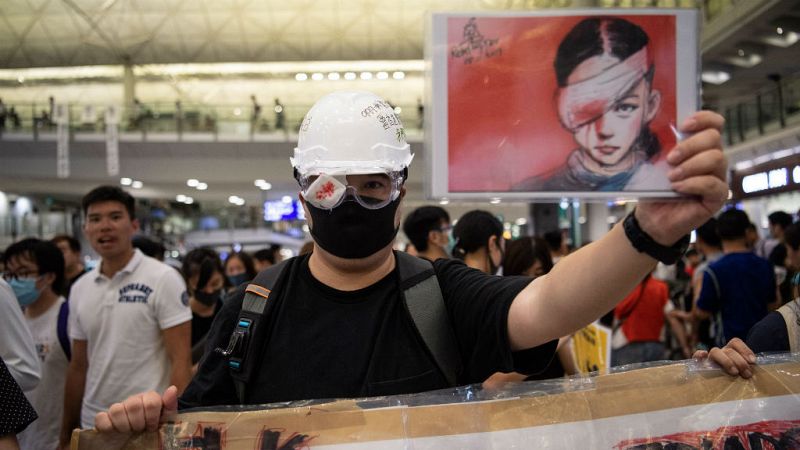 Boletines RNE - Choques entre manifestantes y policía en el aeropuerto de Hong Kong - Escuchar ahora