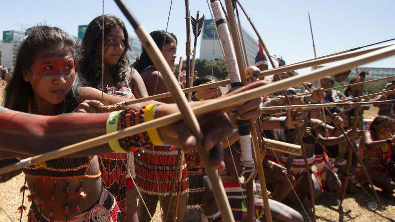 14 horas - Miles de mujeres indígenas piden a Bolsonaro políticas de igualdad
