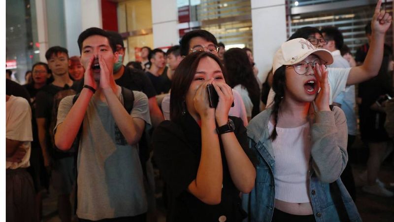 Boletines RNE - Miles de profesores marchan en Hong Kong para "proteger próxima generación" - Escuchar ahora