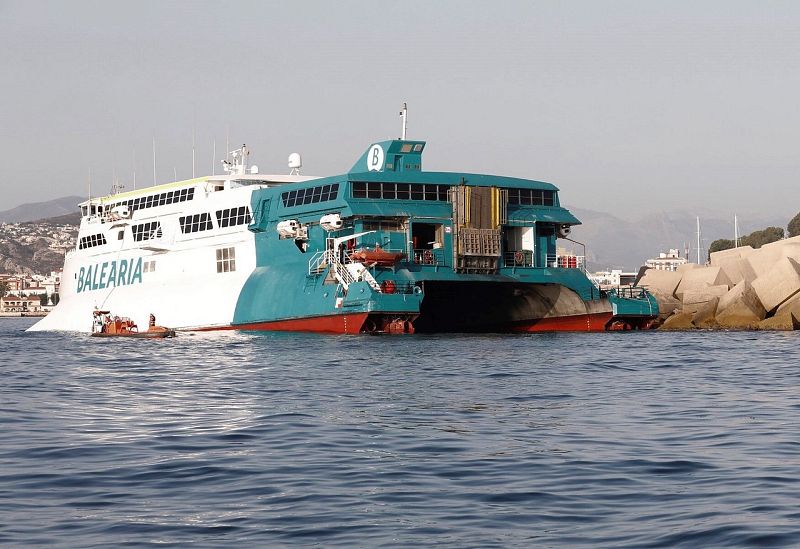 Los buzos analizan los daños del ferri de Balearia que encalló en Denia - Escuchar ahora